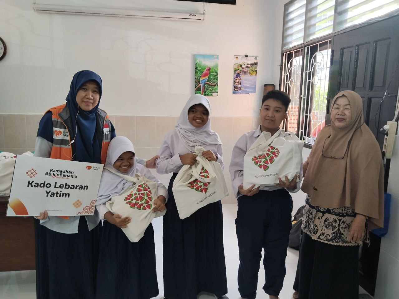 Wajah Bahagia Siswa SMPLB Dharma Kencana Terima Paket Lebaran Rumah Zakat