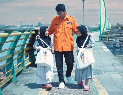 Penyaluran Kado Lebaran Yatim Rumah Zakat. Penyaluran Kado Lebaran Yatim Rumah Zakat.
