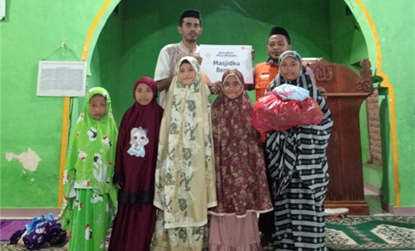 Melalui Masjid Berseri Rumah Zakat, Jamaah Masjid Nur Ilahi NTT Ibadah Pakai Mukena yang Lebih Layak