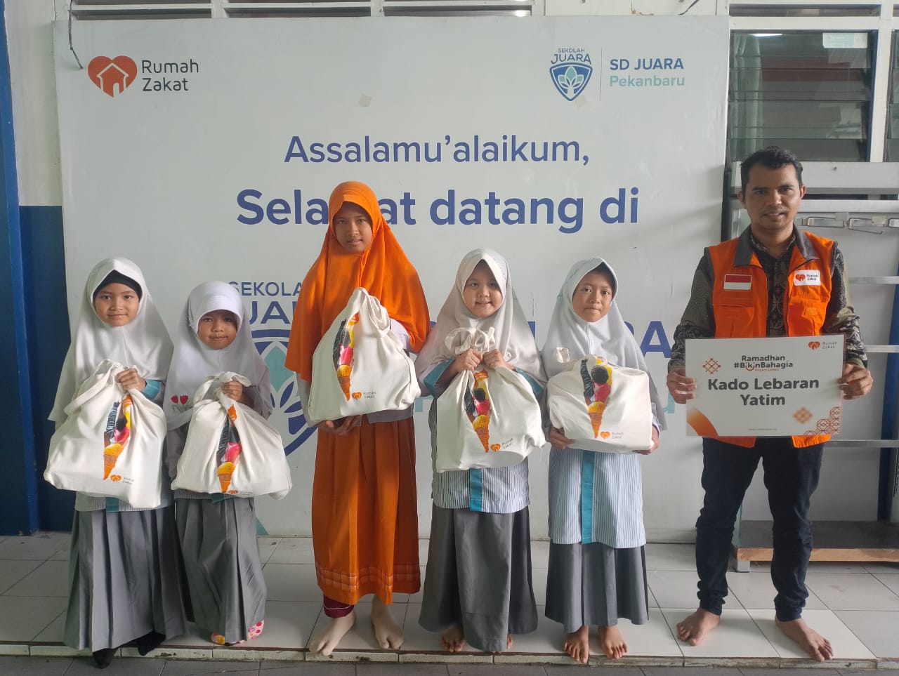 Rumah Zakat Wujudkan Kebahagiaan Melalui Program Kado Lebaran Yatim