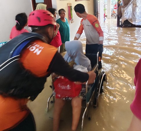 Rumah Zakat Kirim Relawan untuk Evakuasi Warga Terdampak Banjir Jabodetabek