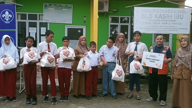 Berbagi di Bulan Ramadhan, Rumah Zakat Salurkan Kado Lebaran untuk Siswa SLB Kasih Ibu