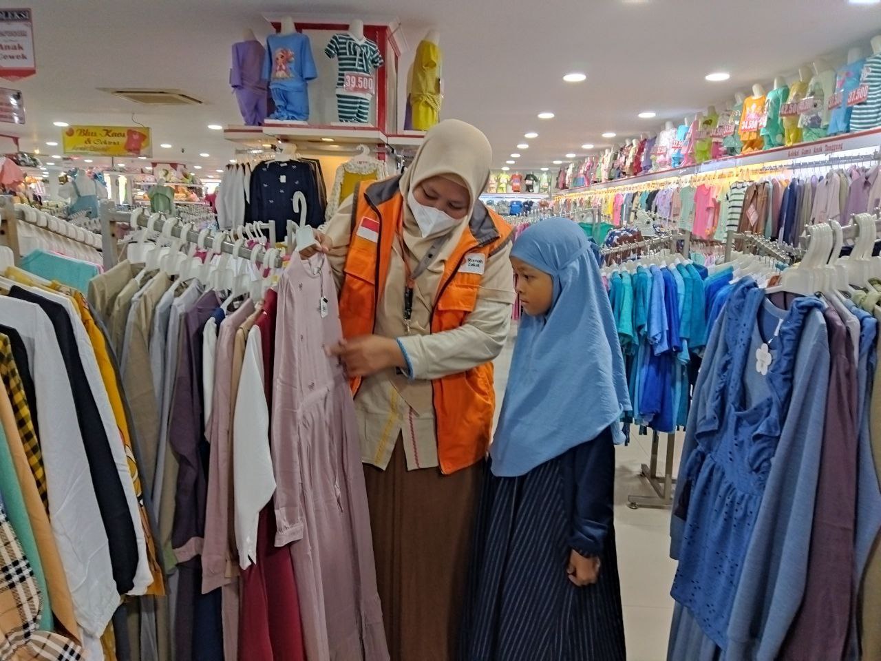 Lama Kehilangan Sosok Ayah, Rumah Zakat Hibur Khanza Beli Baju Lebaran Baru
