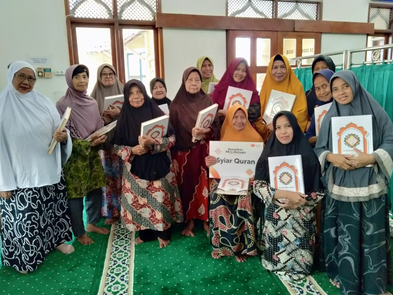 Rumah Zakat Salurkan Al-Qur’an Ukuran Besar, Jamaah Cirebon Senang Bisa Ngaji dengan Jelas