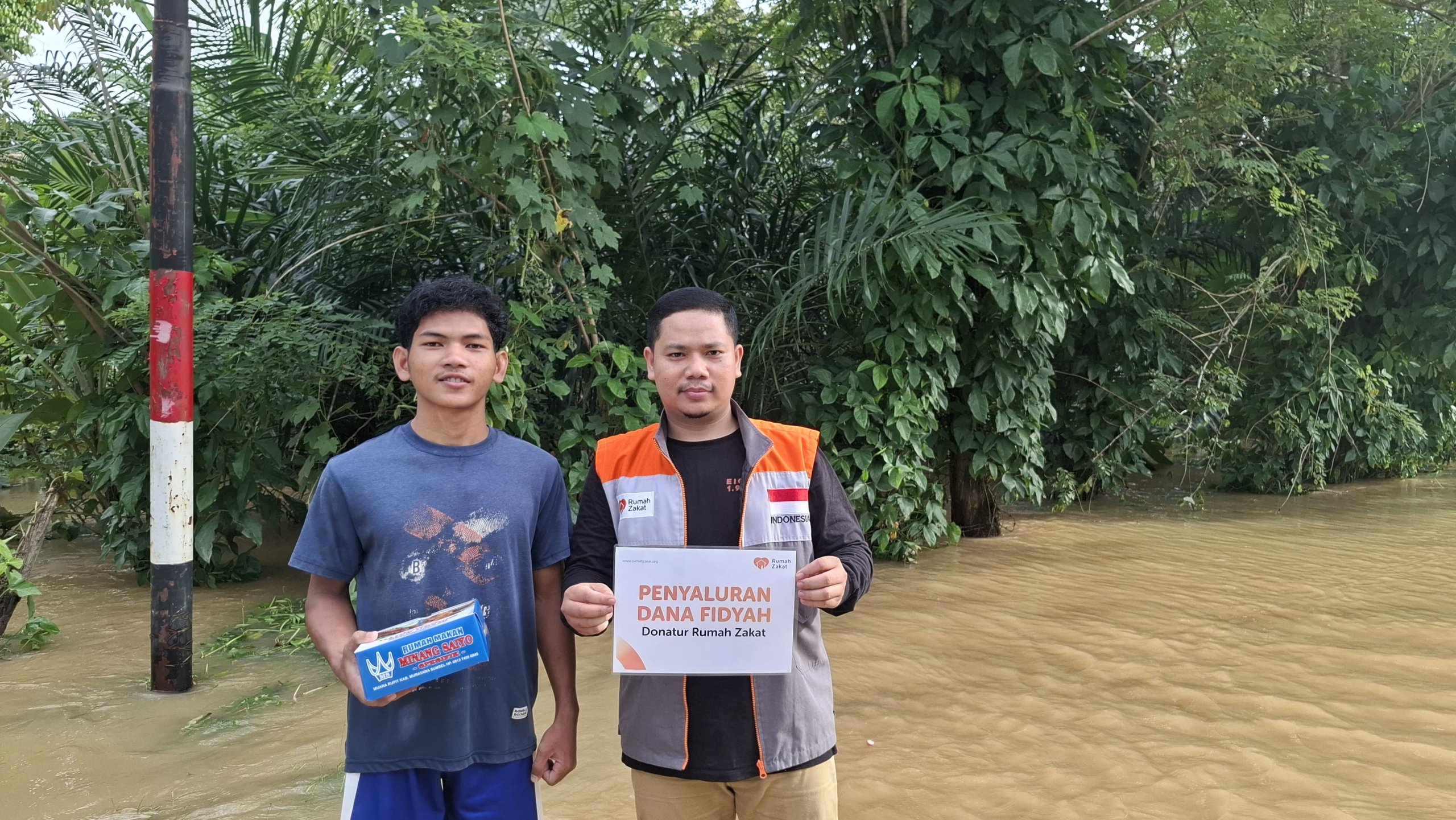 Salurkan Dana Fidyah, Rumah Zakat Berbagi Nasi Kotak untuk Korban Banjir di Musi Rawas Utara