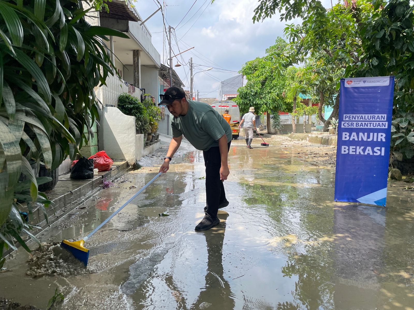 Paragon Melalui Rumah Zakat Salurkan 5 Truk Tangki Air untuk Bantu Warga Terdampak Banjir di Duren Jaya, Bekasi Timur