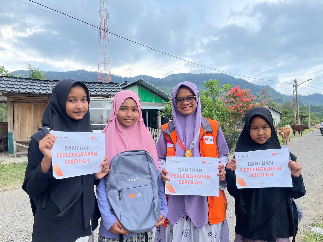 Rumah Zakat Menyalurkan Perlengkapan Sekolah untuk Anak Pedalaman
