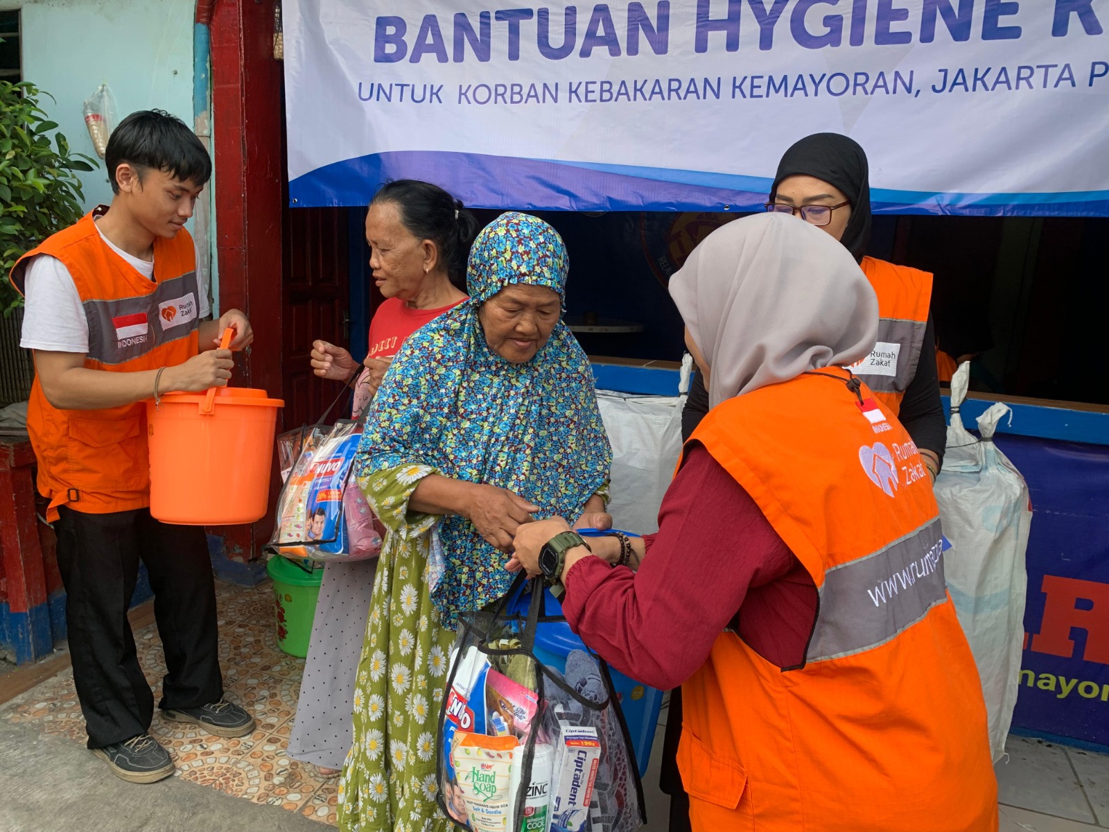 Penyaluran Bantuan Hygiene Kit bagi Korban Kebakaran di Kebon Kosong oleh Zurich Syariah dan Rumah Zakat