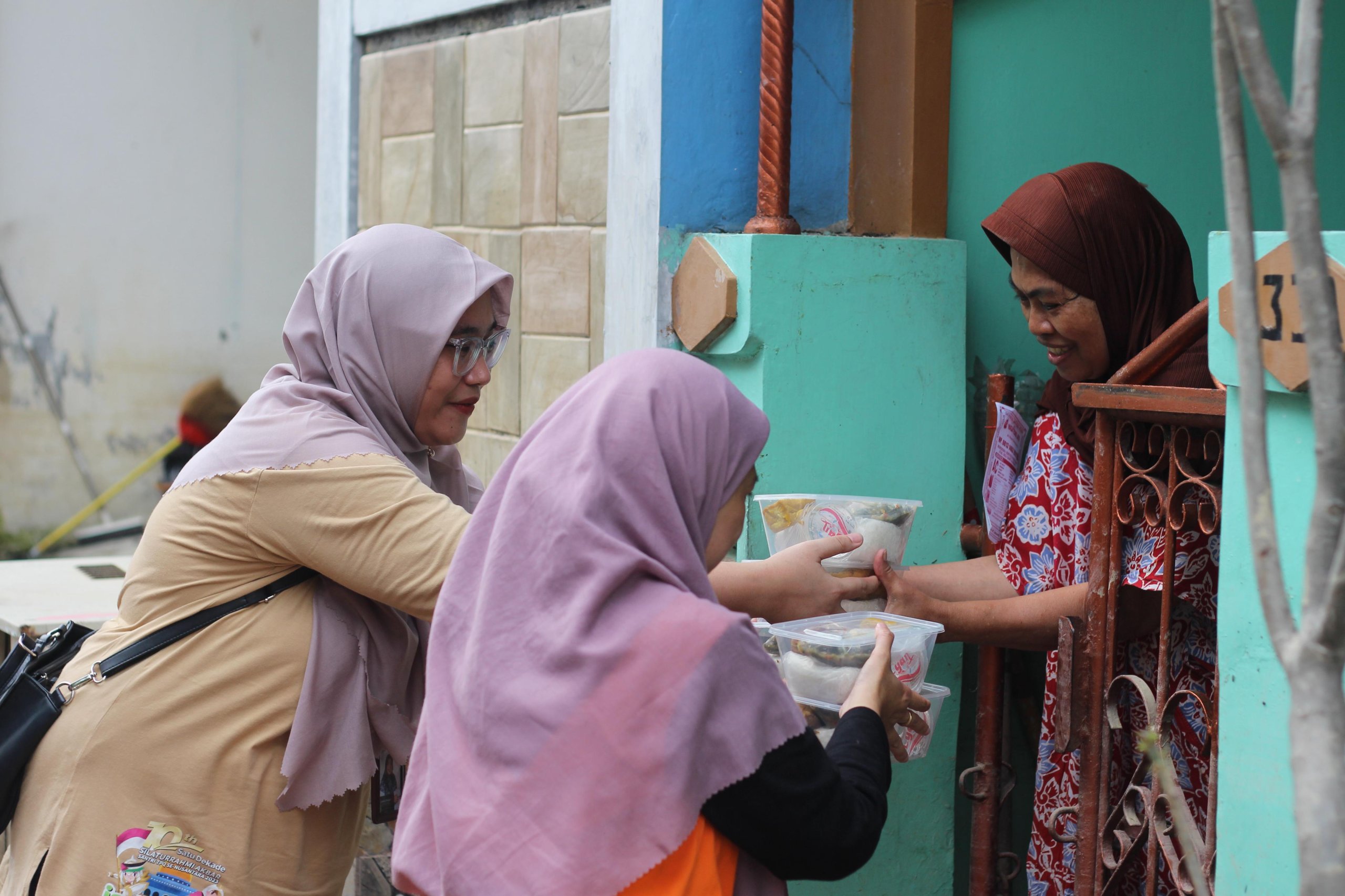 Paragon Bersama Rumah Zakat Bagikan 500 Paket Makanan Berbuka di Wilayah Terdampak Banjir Duren Jaya, Bekasi Timur