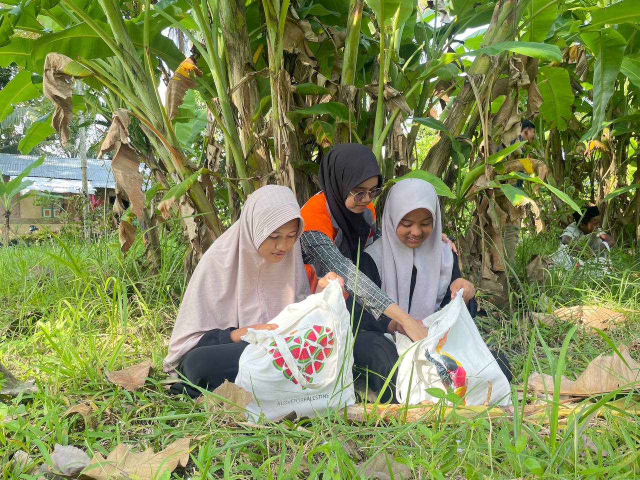 Nadia Anak Cerdas dari Keluarga Miskin Bersyukur Terima Paket KLY Rumah Zakat