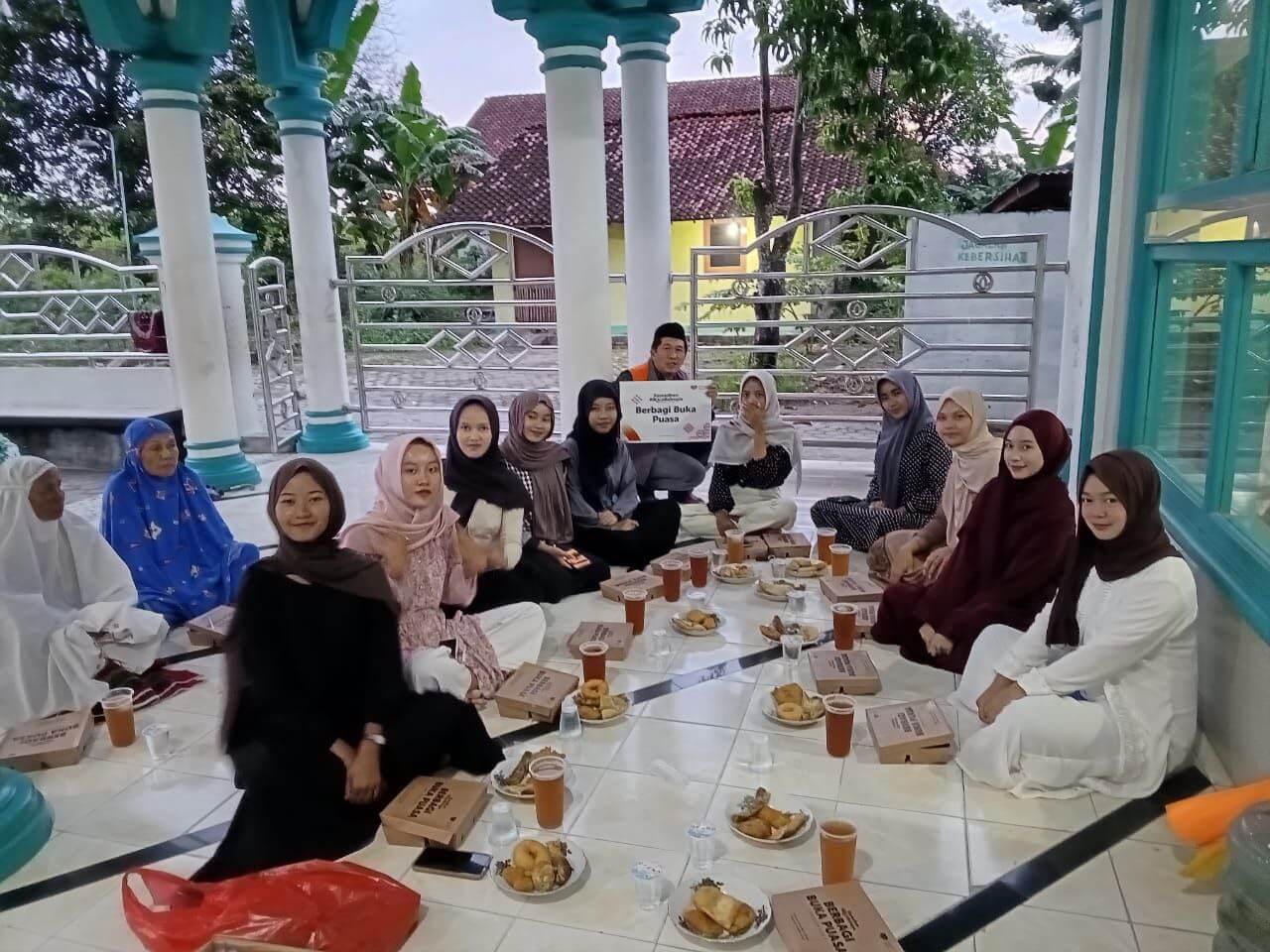 Paket Berbuka Puasa Rumah Zakat, Bikin Bahagia Masyarakat Desa Bumi Sari