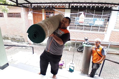 Rumah Zakat Salurkan Karpet Baru untuk Kenyamanan Ibadah Jamaah Selama Ramadhan