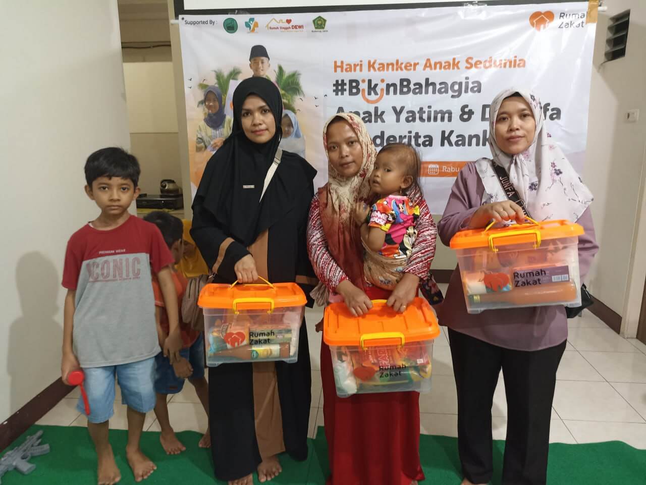 Rumah Zakat Berbagi Bingkisan Lebaran Keluarga untuk Anak-Anak Penderita Kanker di Surabaya