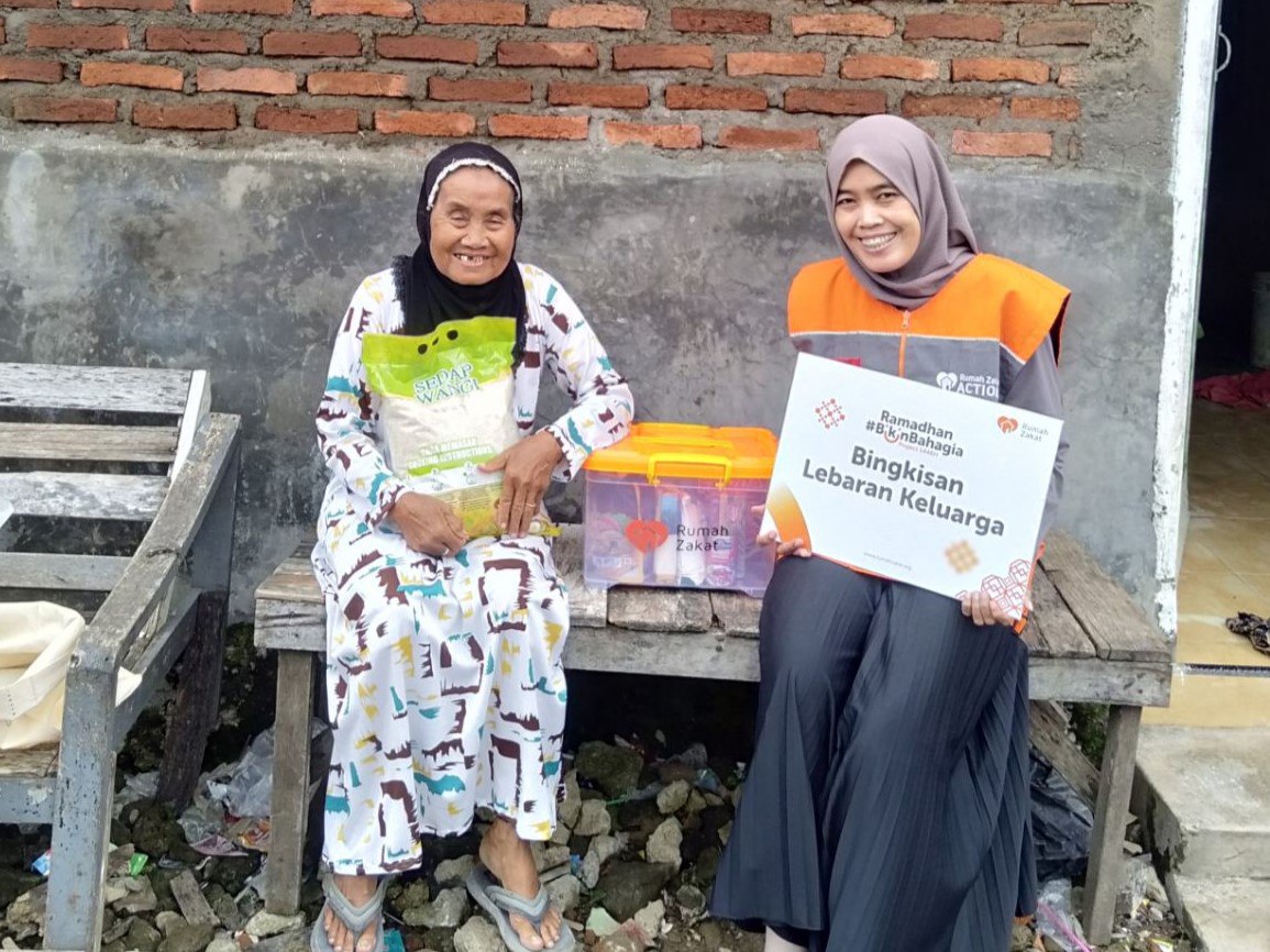 Rumah Zakat Salurkan Bingkisan Lebaran Keluarga untuk Lansia dan Dhuafa