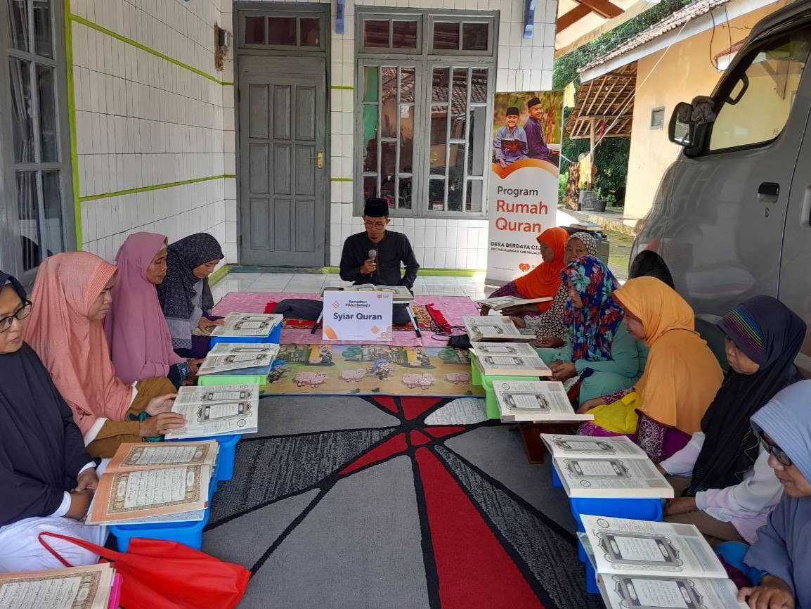 Rumah Zakat Salurkan Al-Qur’an Ukuran Besar, Jamaah Lansia Terbantu Dalam Mengaji