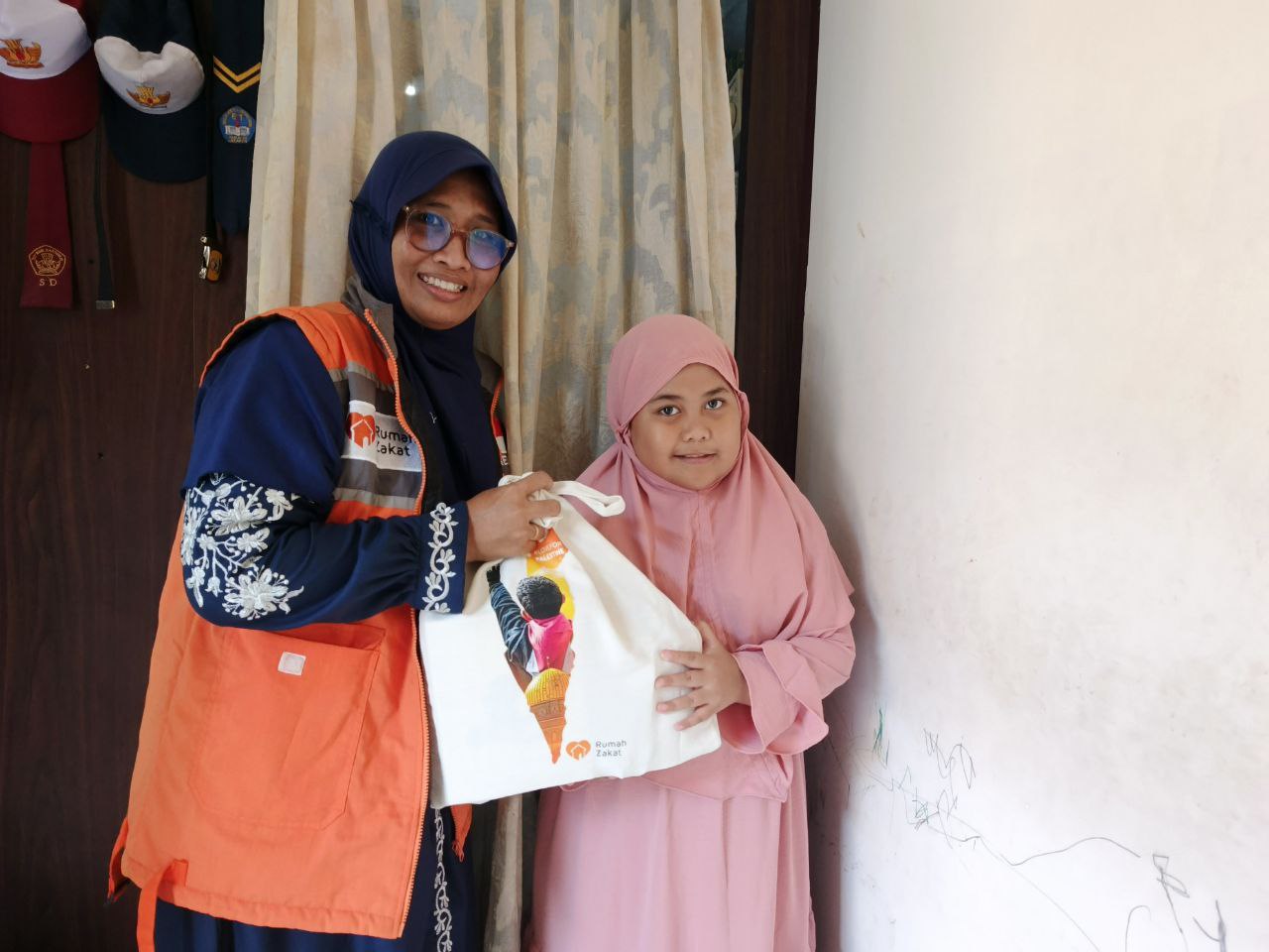 Senyum Manis Inara Ketika Terima Kado Lebaran Yatim Rumah Zakat