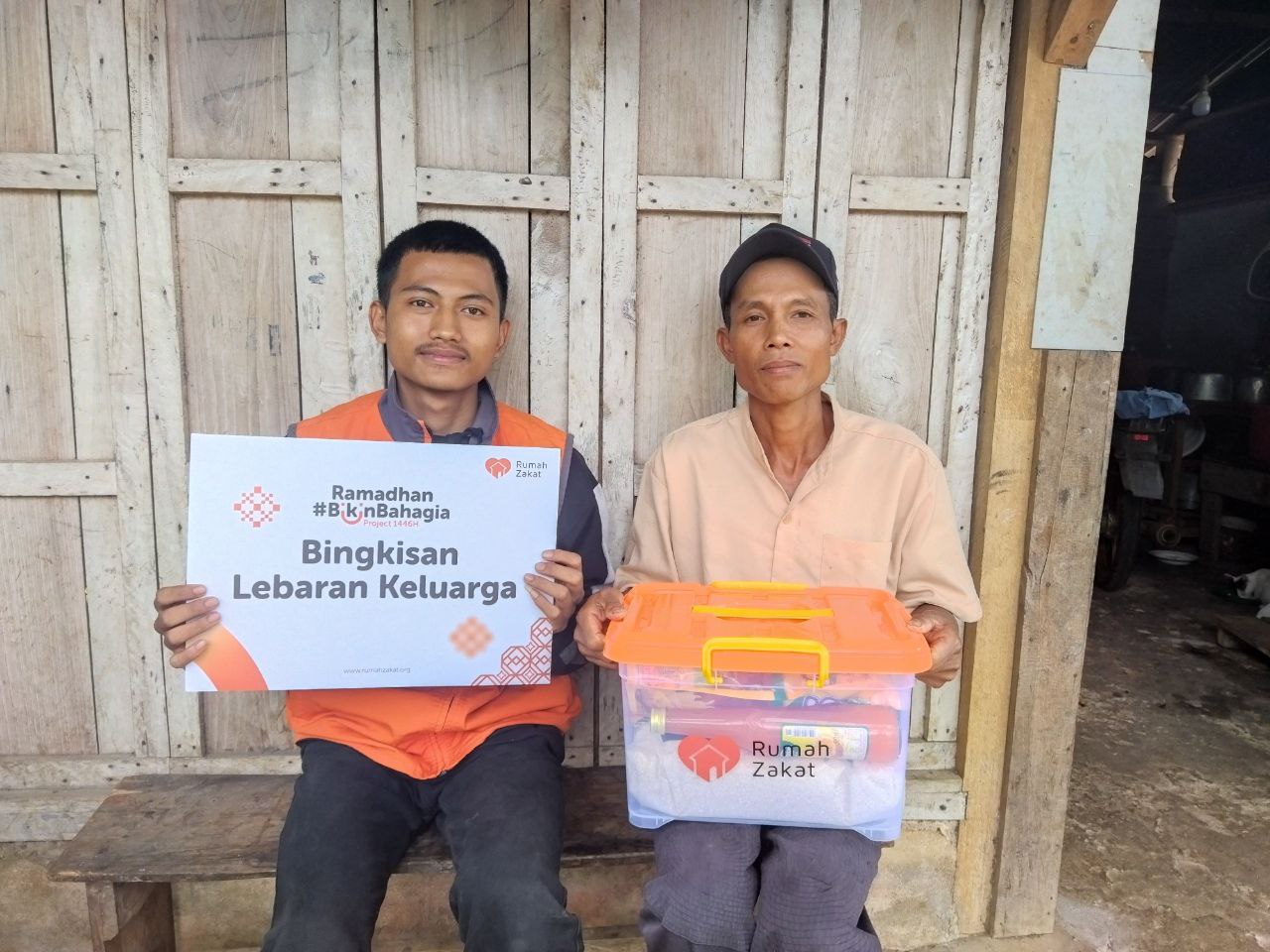 Penyaluran Bingkisan Lebaran Keluarga. Penyaluran Bingkisan Lebaran Keluarga.