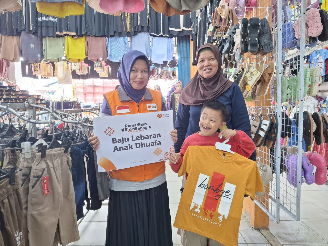 Rumah Zakat Ajak Siswa SLB Sayang Ibu Pilih Baju Lebaran, Abi Ekspresikan Wajah Bahagia