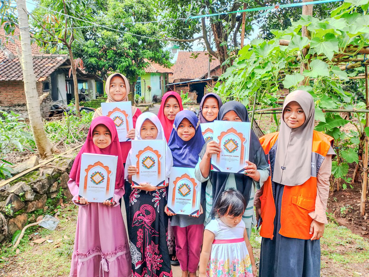 Berbagi di Bulan Ramadhan, Rumah Zakat Salurkan 50 Al-Qur’an di Lokasi Cirebon