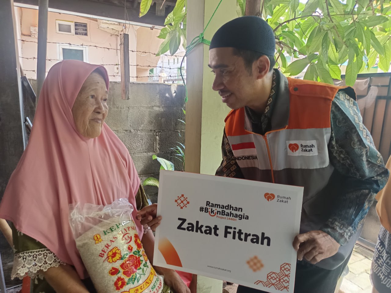 Jelang Lebaran, Rumah Zakat Sudah Salurkan Zakat Fitrah untuk 207 Asnaf di Cirebon
