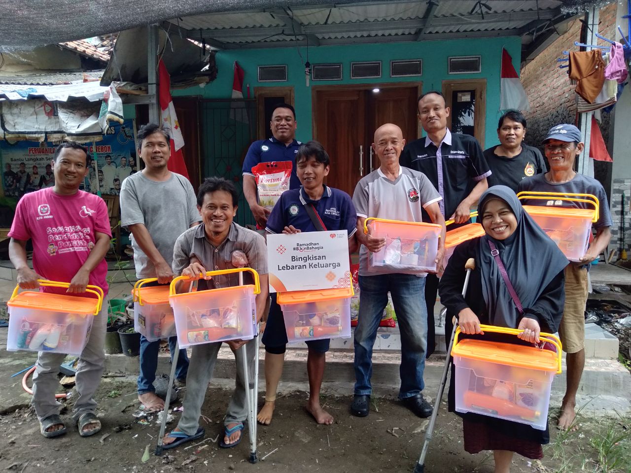 Bingkisan Lebaran Keluarga untuk lansia dan disabilitas. Bingkisan Lebaran Keluarga untuk lansia dan disabilitas.