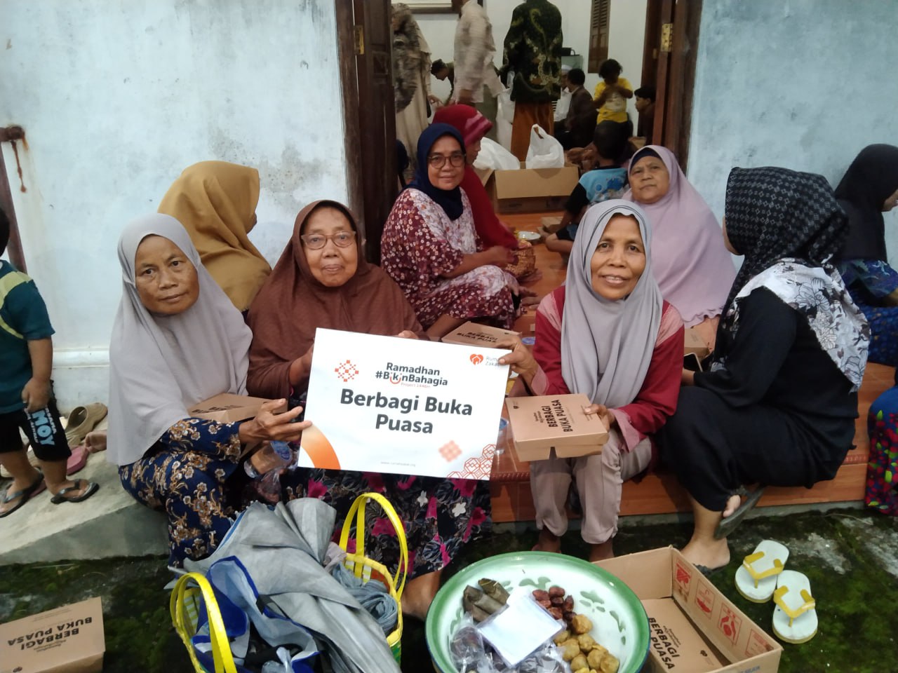 Warga Pondok Pari Bahagia, Pertama Kali Dapat Paket Berbuka Puasa dari Rumah Zakat