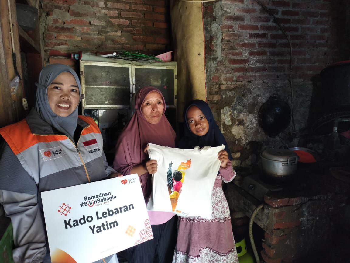 Rumah Zakat #BikinBahagia Aisyah Melalui Kado Lebaran Yatim