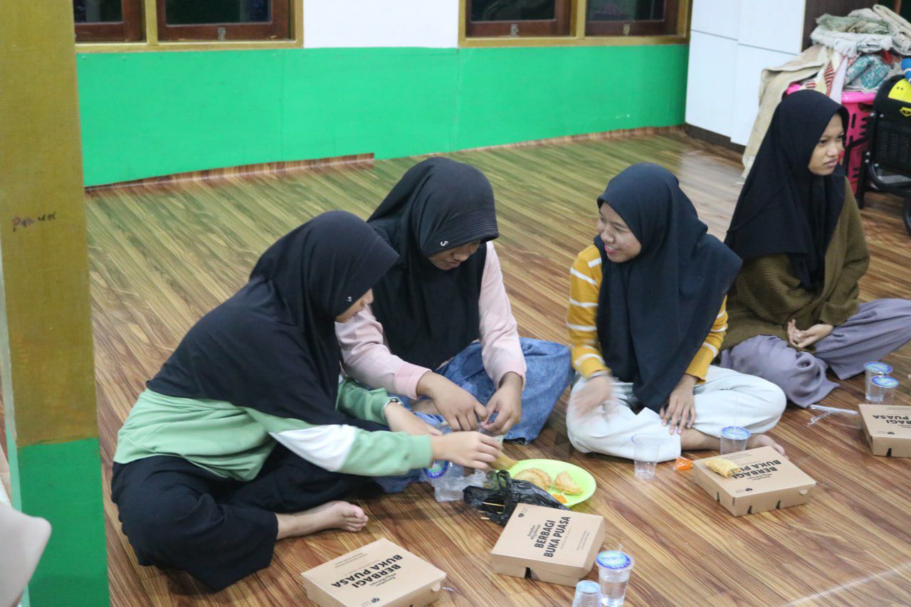 Program BBP #BikinBahagia Rumah Zakat Jayapura Berbagi Kebahagiaan di Masjid Apung Hamadi