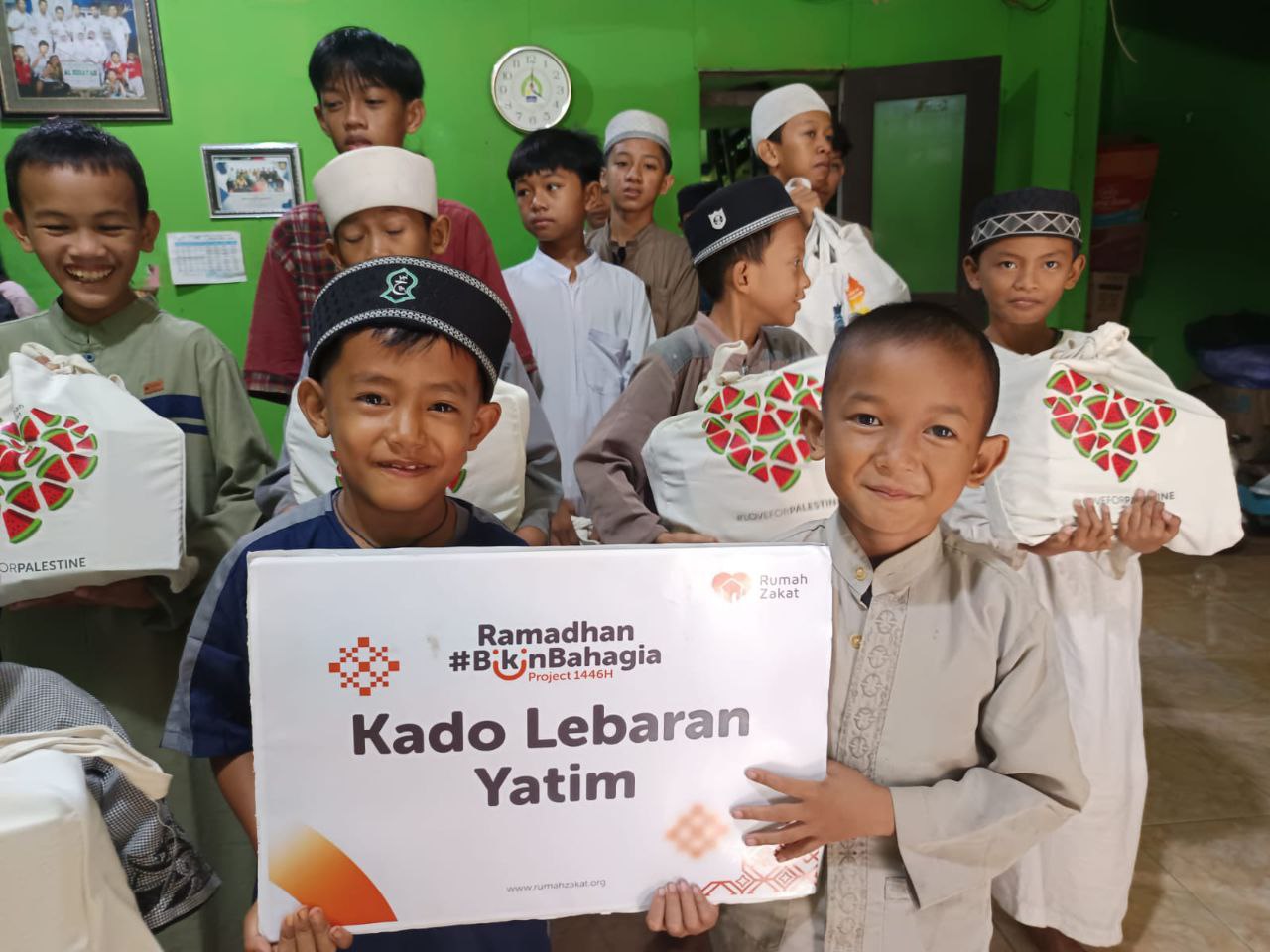 Jelang Hari Raya, 300 Paket KLY Rumah Zakat #BikinBahagia Anak Yatim