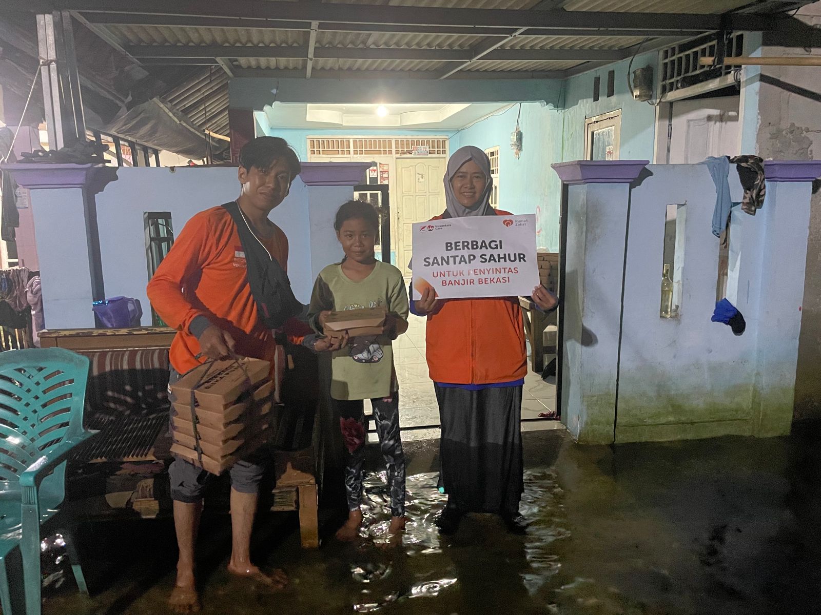 Banjir Mulai Surut, NPC melalui Rumah Zakat Salurkan 700 Paket Makanan Sahur di Desa Bunibakti, Babelan