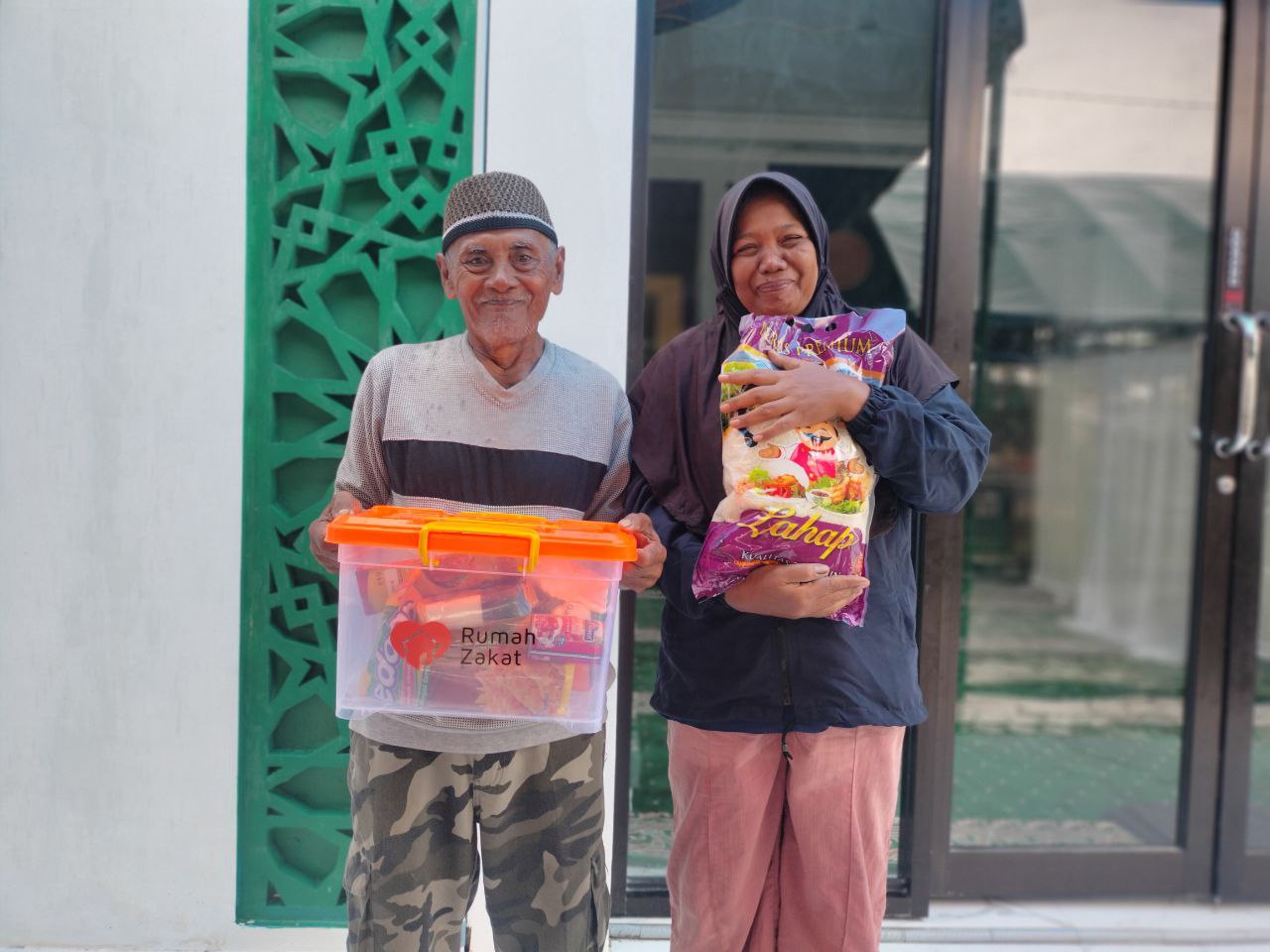 Rumah Zakat Salurkan Bingkisan Lebaran Keluarga untuk Bahagiakan Keluarga Pra-Sejahtera di Samarinda