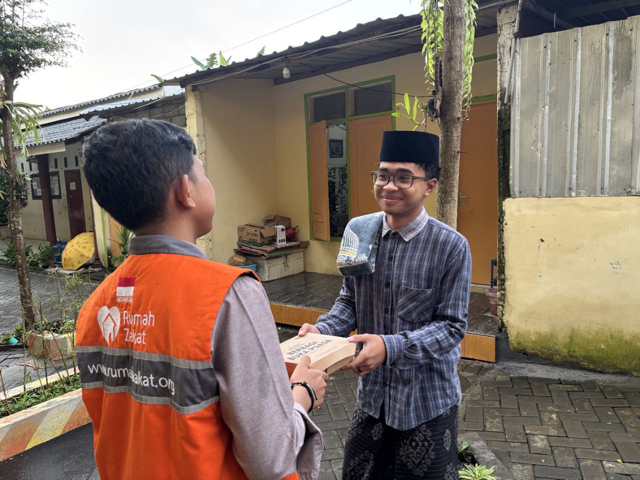 Santri SMPIT Al-Bashiroh Bahagia Santap Hidangan Berbuka Puasa Enak dari Rumah Zakat