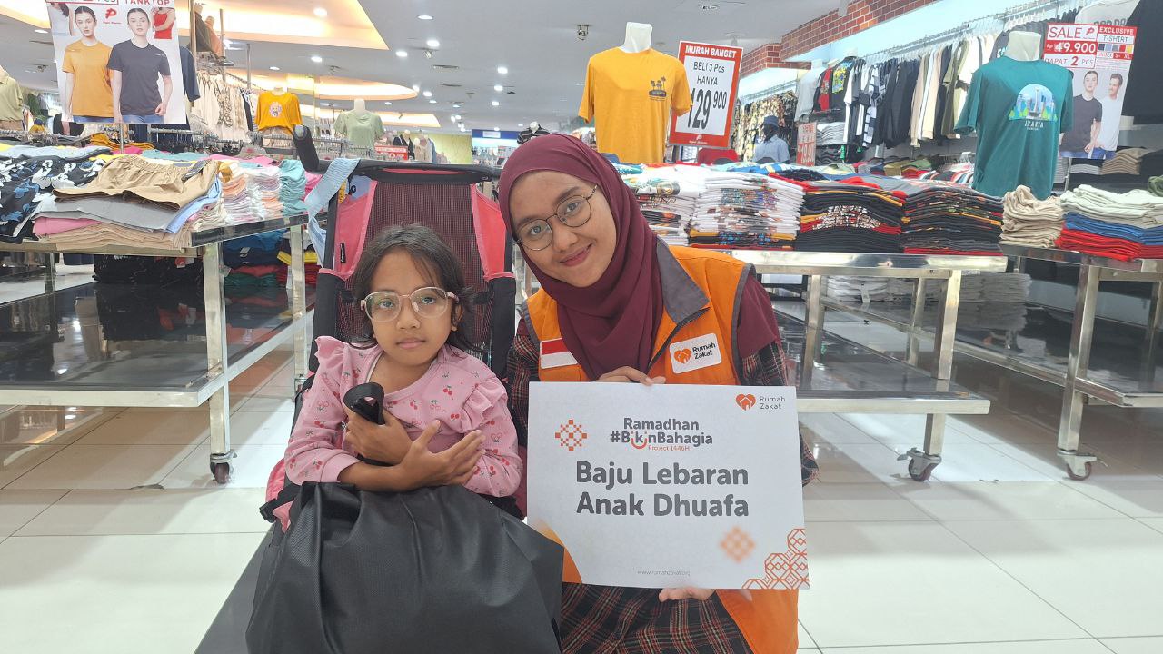 Rumah Zakat ajak anak yatim dhuafa membeli baju lebaran baru.