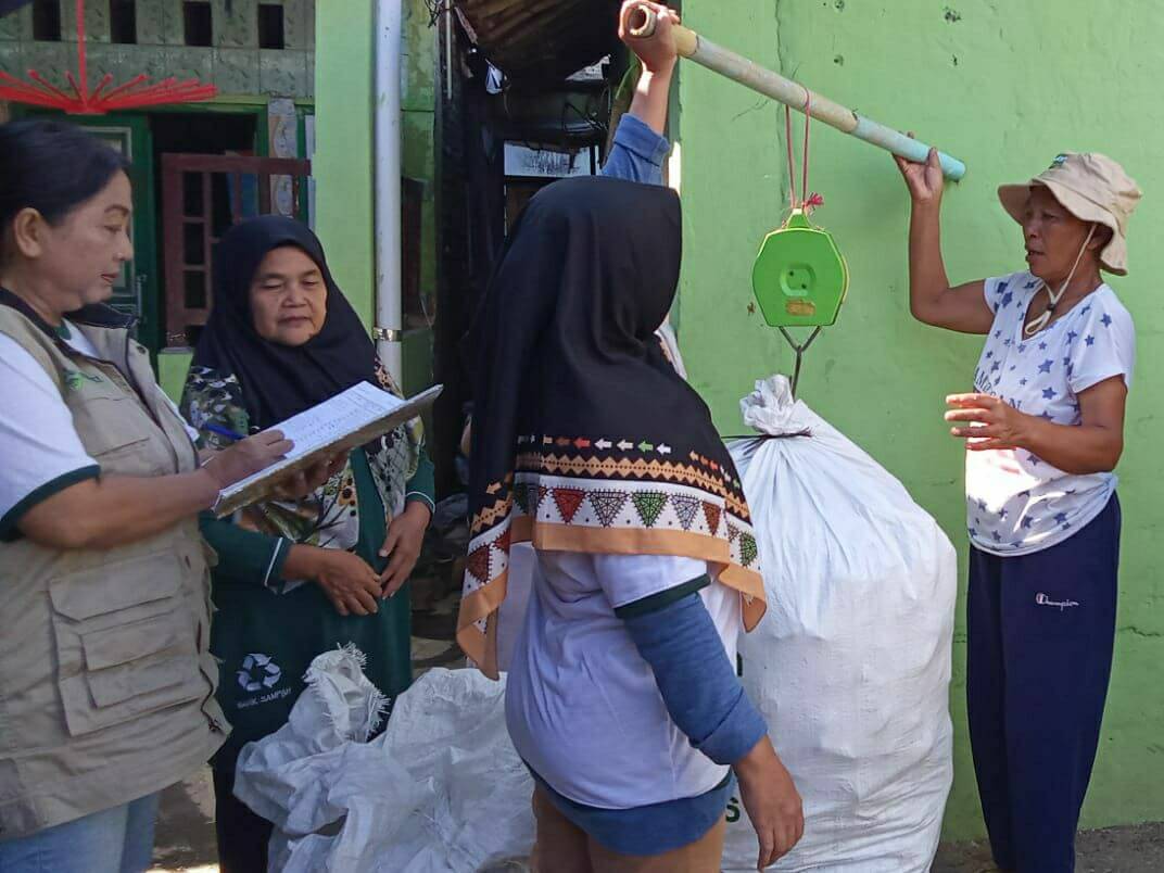 Warga Cirebon Senang, Bisa Nabung Rupiah dari Bank Sampah Rumah Zakat