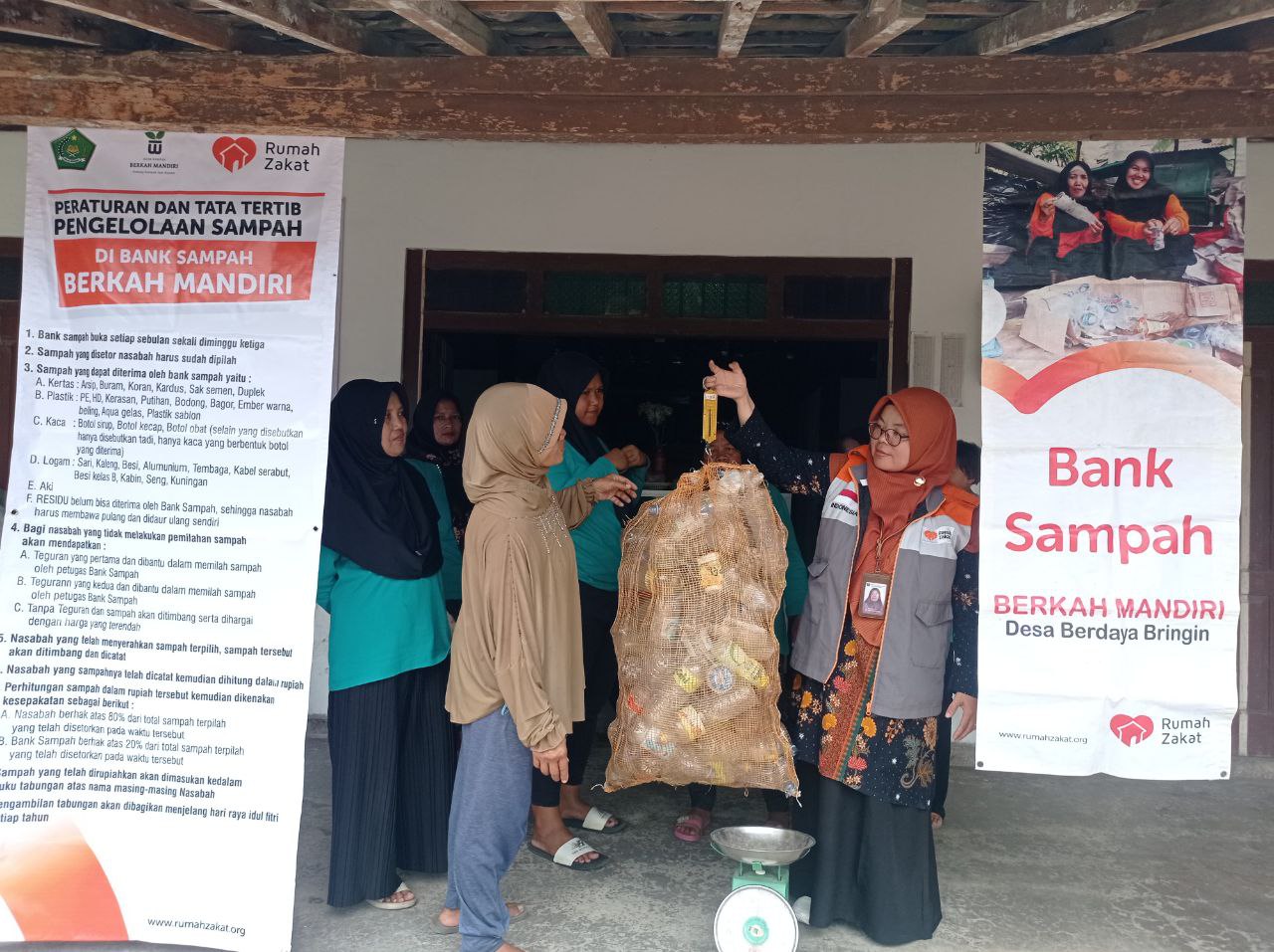Melalui Bank Sampah Rumah Zakat, Masyarakat Desa Bringin Ubah Limbah Jadi Uang