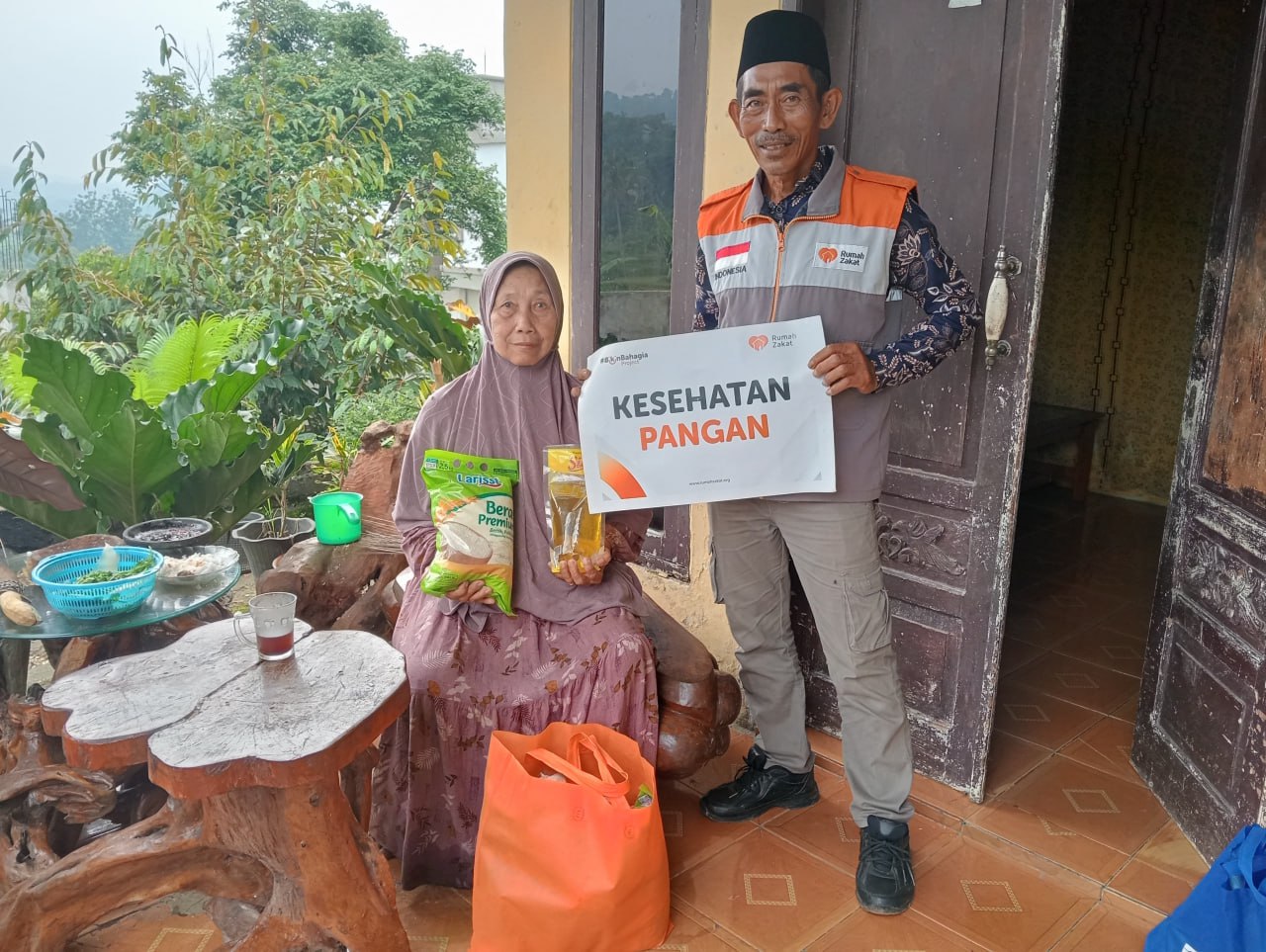 Rumah Zakat Salurkan Sembako untuk Lansia Sebatang Kara di Desa Ponggang