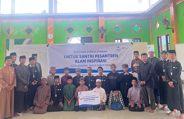 Zurich Syariah Melalui Rumah Zakat Serahkan Bantuan Beasiswa untuk Pesantren di Sorong, Papua Barat Daya