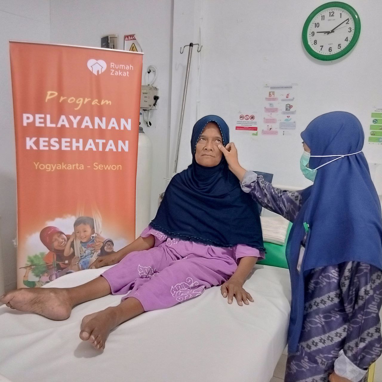 Layanan Kesehatan Gratis Rumah Zakat Bantu Rawat Luka Sariyah Hingga Membaik