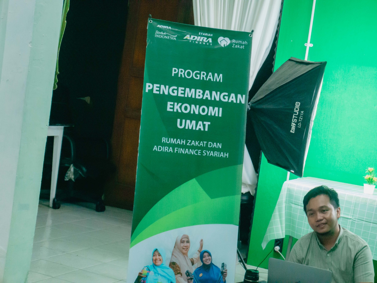 PT. ADMF dan Rumah Zakat Dukung UMKM Naik Kelas Lewat Workshop Foto Produk Kreatif