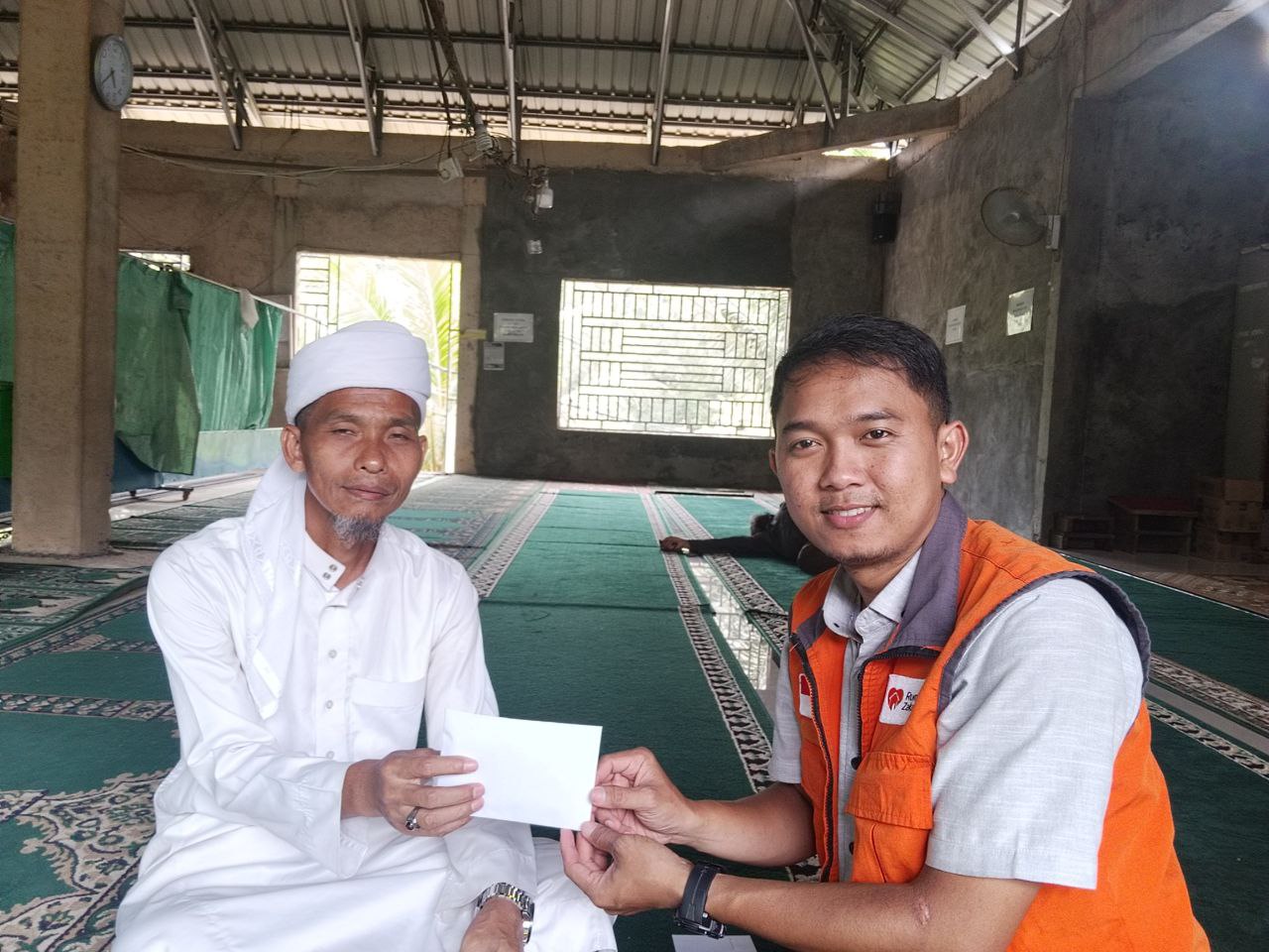 Renovasi Atap yang Rusak, Rumah Zakat Wujudkan Hunian Layak dan Nyaman untuk Firdaus