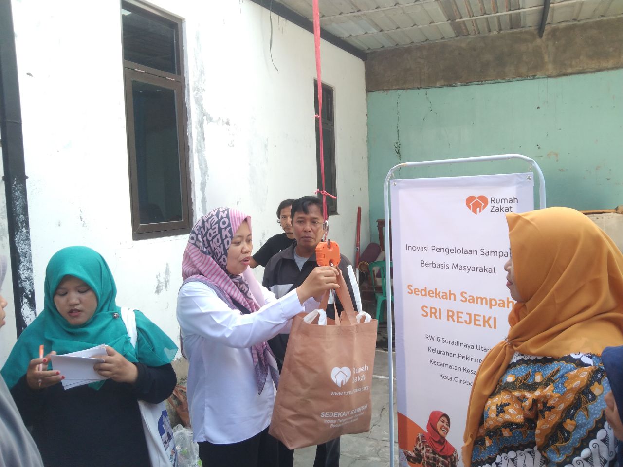 Program Bank Sampah Rumah Zakat Berhasil Edukasi Masyarakat Cirebon untuk Kelola Limbah Rumah Tangga