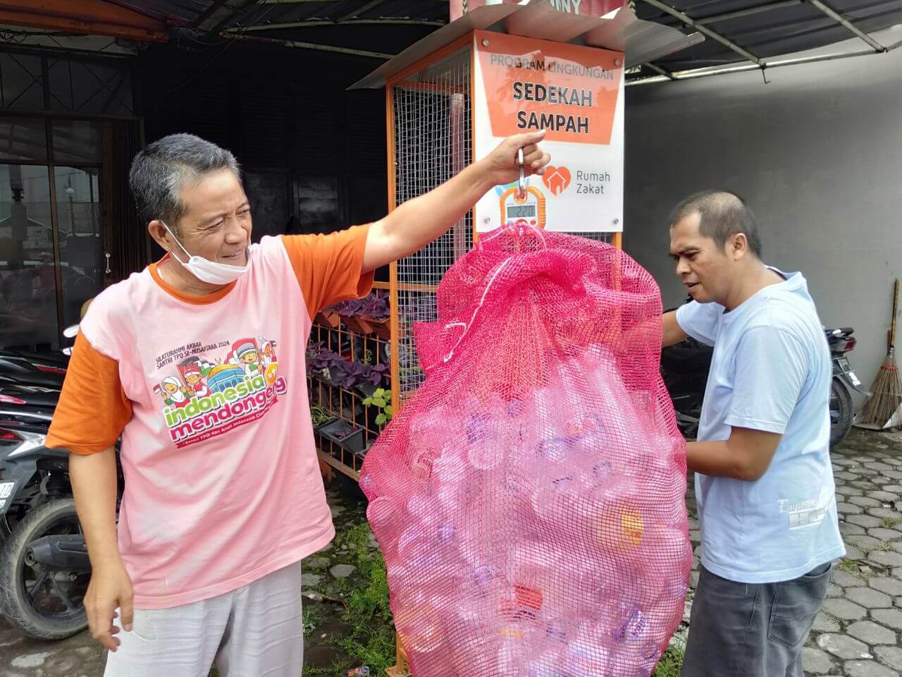 Sediakan Drop Box Botol Bekas, Rumah Zakat Ubah Sampah Plastik Jadi Sedekah