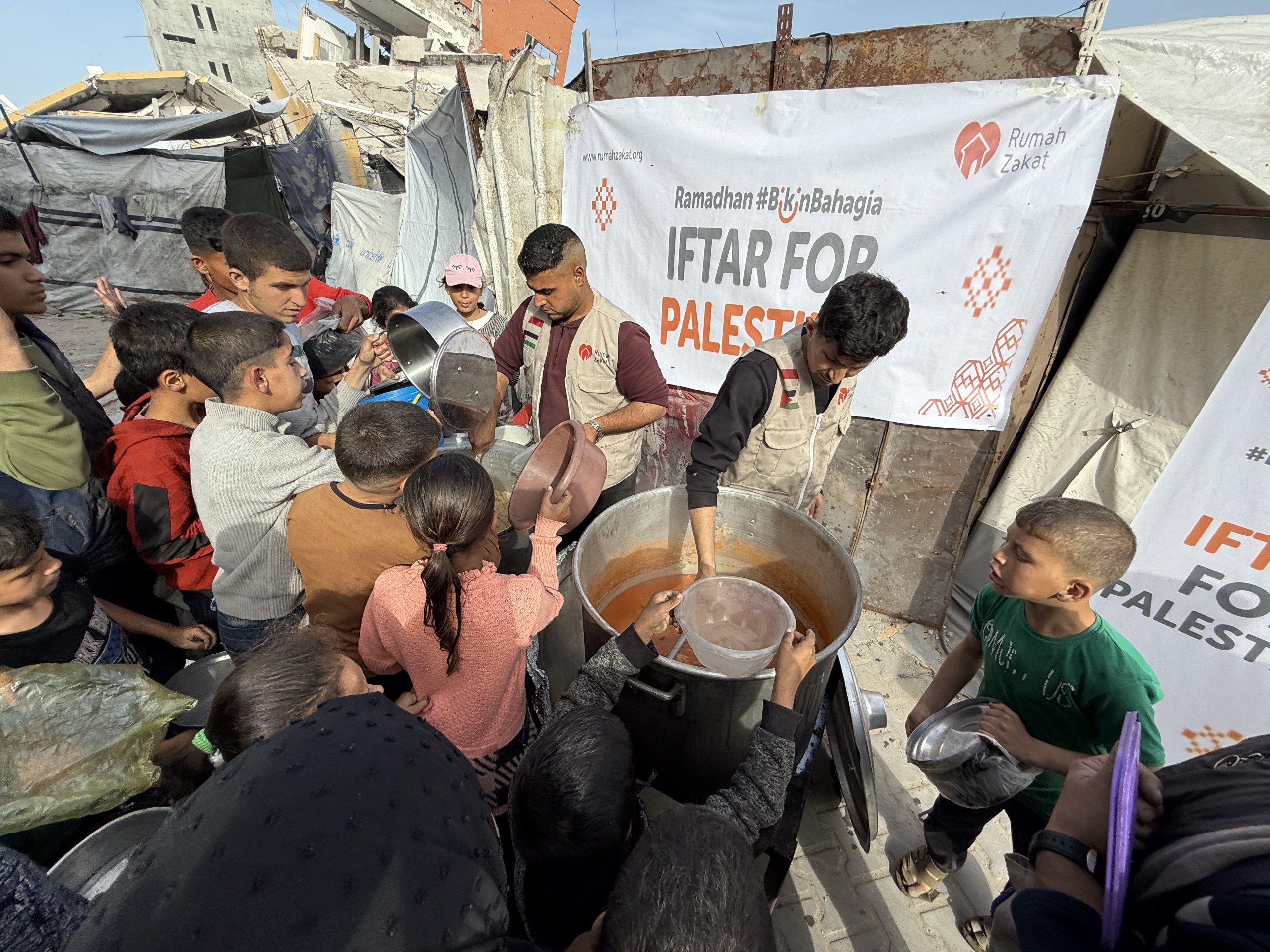 Harus Bertahan di Kondisi Krisis, Rumah Zakat Salurkan Bantuan Kemanusiaan untuk Warga Palestina