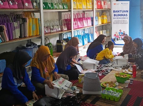 Hadirkan Pelatihan Decoupage, Rumah Zakat dan PT Jamkrindo Bantu Tingkatkan Nilai Jual Tas Kuralin Bag