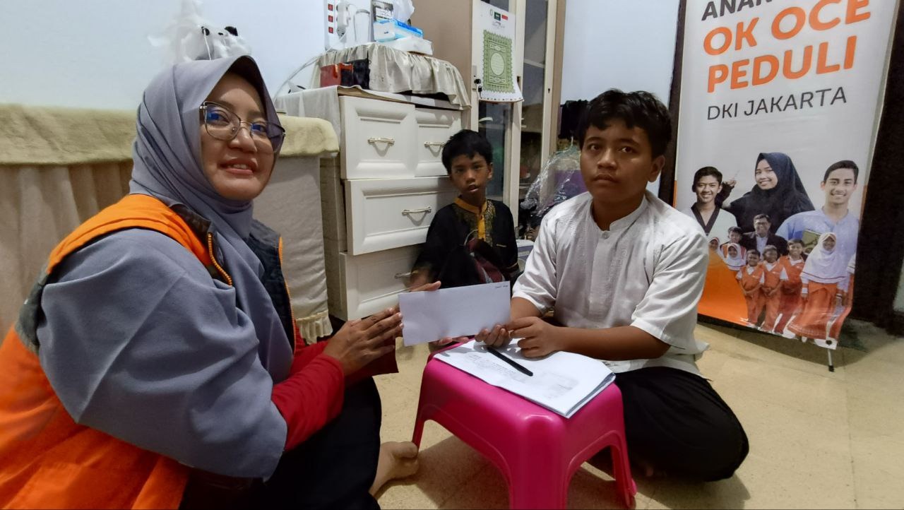 Pembinaan dan Penyaluran Beasiswa Ok Oce Peduli Bersama Rumah Zakat Bantu Sanul Membeli Paket Perlengkapan Sekolah