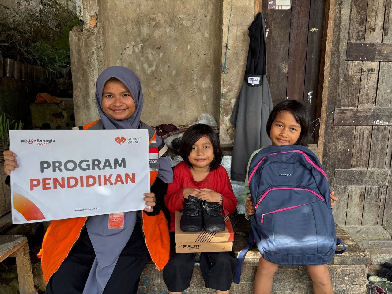 Rumah Zakat Salurkan Perlengkapan Sekolah, Ayu: Sudah Lama Saya Ingin Tas Baru