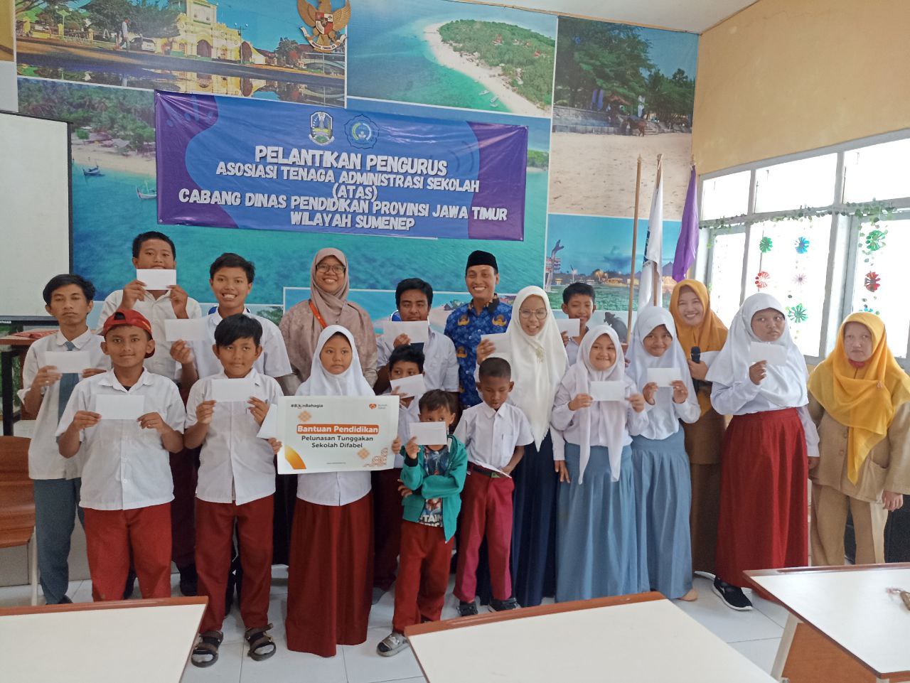 Bahagianya Siswa-Siswi Difabel SLB Negeri Saronggi, Terima Bantuan Pendidikan Rumah Zakat