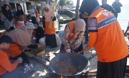 Pertama Kali Makan Daging Bersama, Bahagianya Warga Pulau Barrang Caddi Terima Superqurban Rumah Zakat