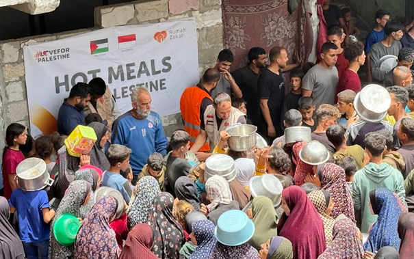 Solidaritas untuk Gaza, Rumah Zakat Berbagi 1.000 Hot Meals di Ibn Al Haytham and Al-Hashimiya Refugee Center