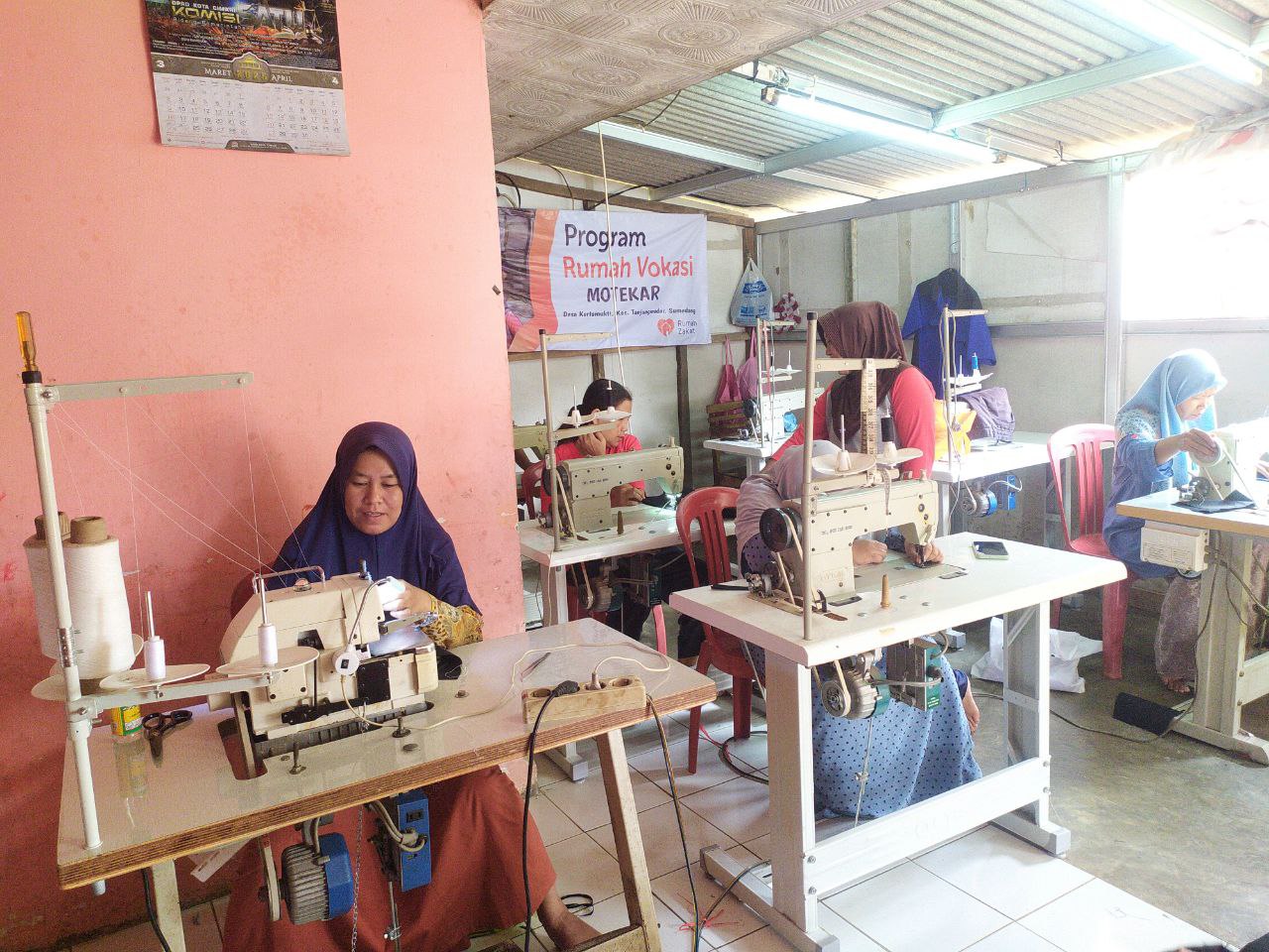 Tingkatkan Keterampilan Warga Sindangjaya, Rumah Zakat Fasilitasi Pelatihan Menjahit